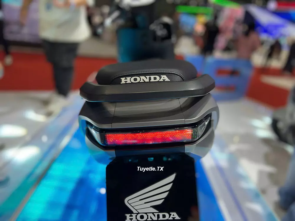 Đ&egrave;n hậu của Honda ICON e: