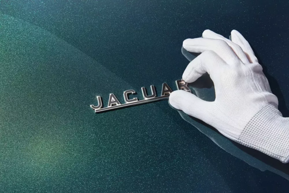 Đ&aacute;p ứng kh&aacute;ch VIP ở Asean, Jaguar sản xuất lại 2 mẫu E-Type sau 50 năm bị khai tử- Ảnh 8.