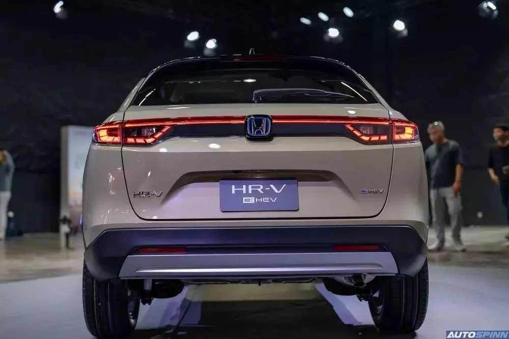 Đ&egrave;n hậu của Honda HR-V 2025 bản thấp.