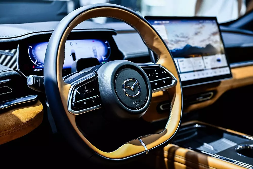 V&ocirc; lăng v&aacute;t đ&aacute;y thể thao của Mazda EZ-6