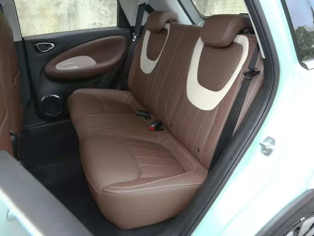 H&agrave;ng ghế sau kh&aacute; rộng r&atilde;i của Wuling Bingo 