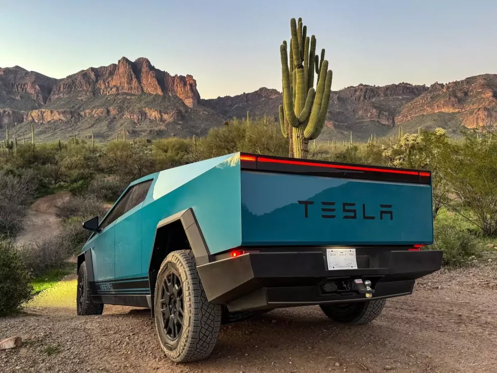 Đại lý bó tay, chủ xe Tesla Cybertruck tự mua đồ trên mạng chỉ 13 USD về khắc phục- Ảnh 3.