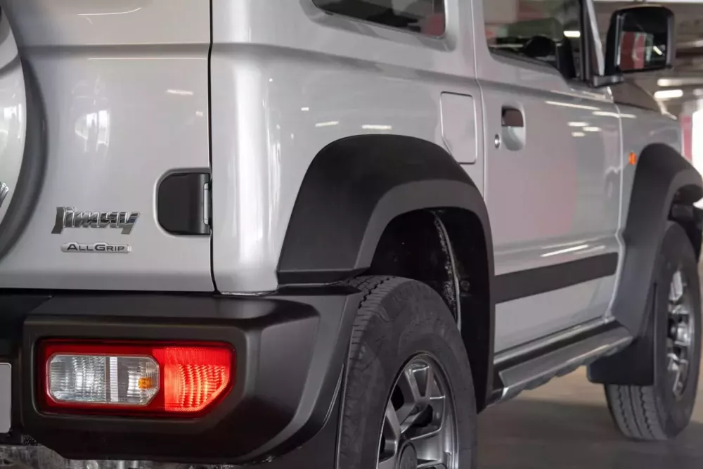 Suzuki Jimny đang bán ở Việt Nam mới ra mắt bản Mata: Cơ hội sau cùng để sở hữu phiên bản không chạy điện tại Châu Âu- Ảnh 4.