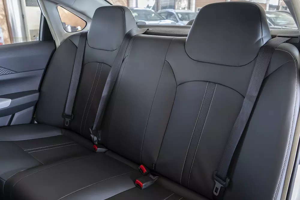 H&agrave;ng ghế sau của Dongfeng E70 c&oacute; cửa gi&oacute; điều h&ograve;a v&agrave; cổng USB