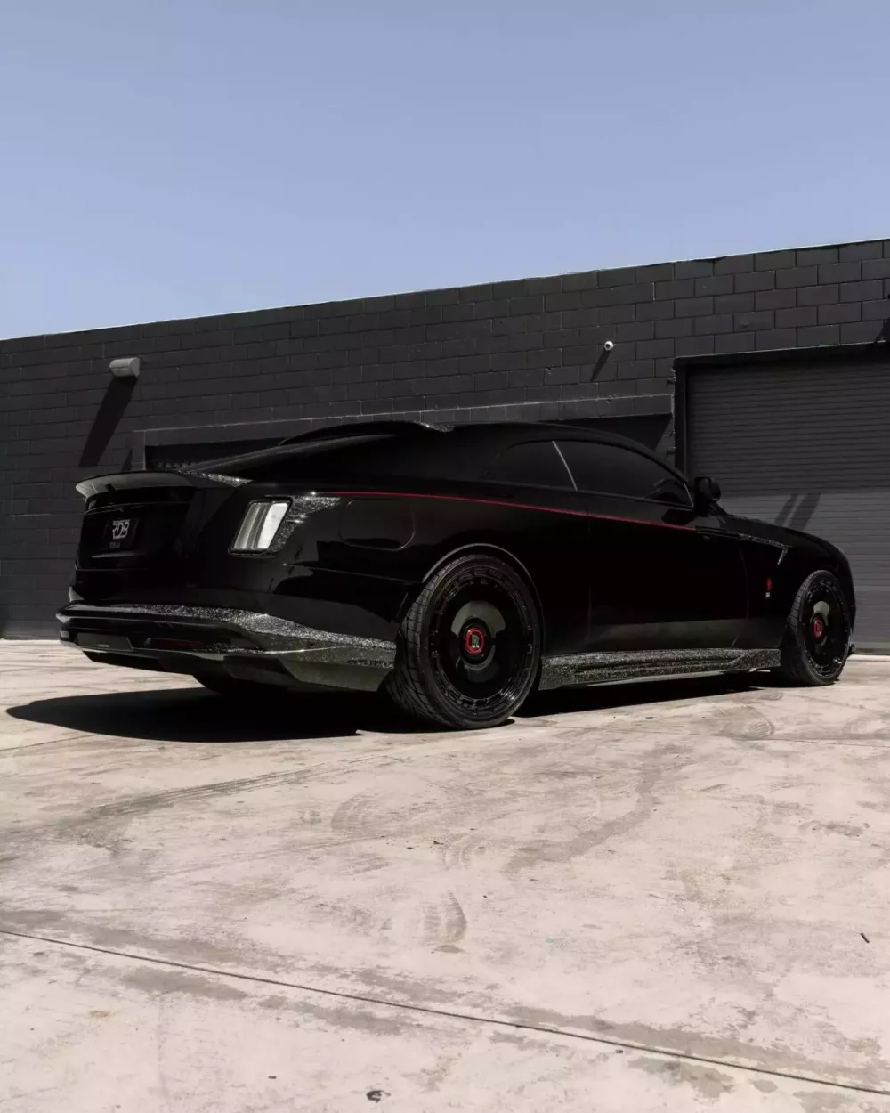 Rolls-Royce Spectre nhận được bản độ body kit carbon, ph&aacute; vỡ vẻ qu&yacute; tộc xe si&ecirc;u sang chạy điện- Ảnh 3.