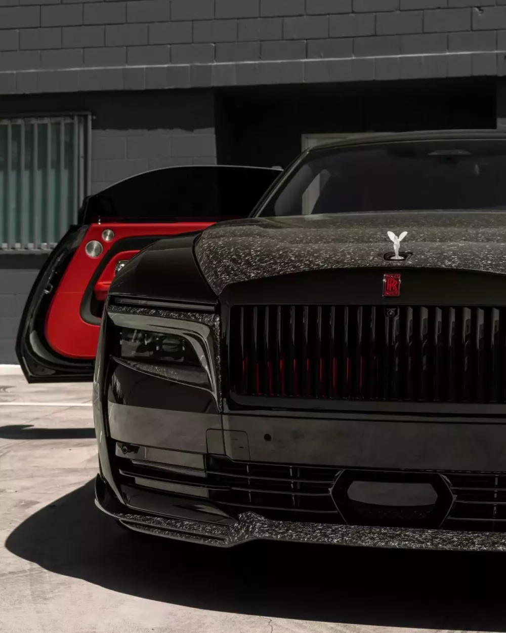 Rolls-Royce Spectre nhận được bản độ body kit carbon, ph&aacute; vỡ vẻ qu&yacute; tộc xe si&ecirc;u sang chạy điện- Ảnh 11.