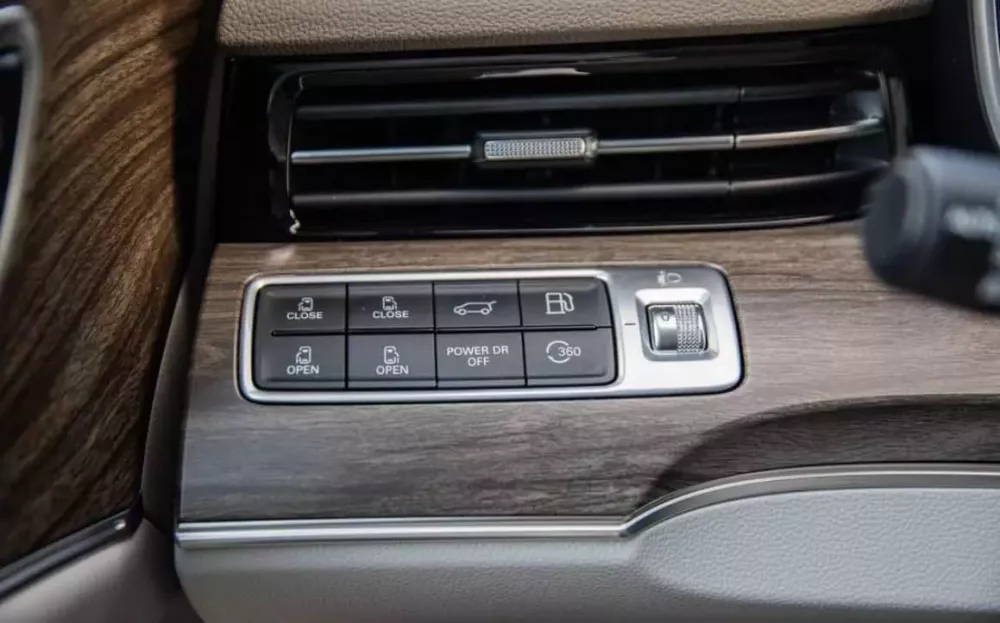 Cận cảnh Roewe iMax8: MPV PHEV hứa hẹn có thể về Việt Nam trong tương lai, giá từ 656 triệu đồng- Ảnh 9.