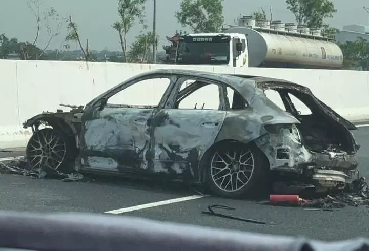Porsche Macan ch&aacute;y rụi tr&ecirc;n cao tốc H&agrave; Nội &ndash; Hải Ph&ograve;ng- Ảnh 3.