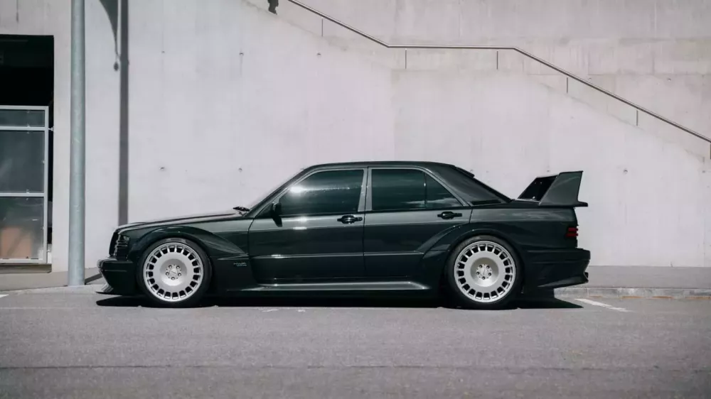 Bạn sẽ kh&ocirc;ng thể tin được khi biết chiếc xe Mercedes 190E EVO II mới được l&agrave;m lại c&oacute; gi&aacute; bằng 2 chiếc Rolls-Royce Cullinan- Ảnh 3.