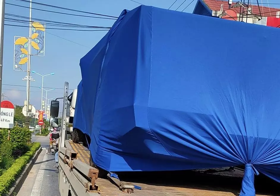 Tesla Cybertruck 2024 mới xuất hiện tại Việt Nam bắt gặp ở Quảng Bình, nhiều khả năng về Lào- Ảnh 1.