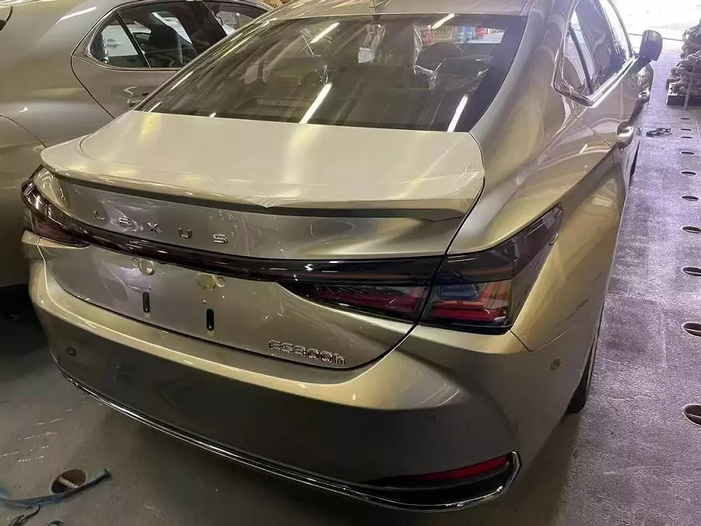 Đèn hậu của Lexus ES 2025 cũng đã thay đổi