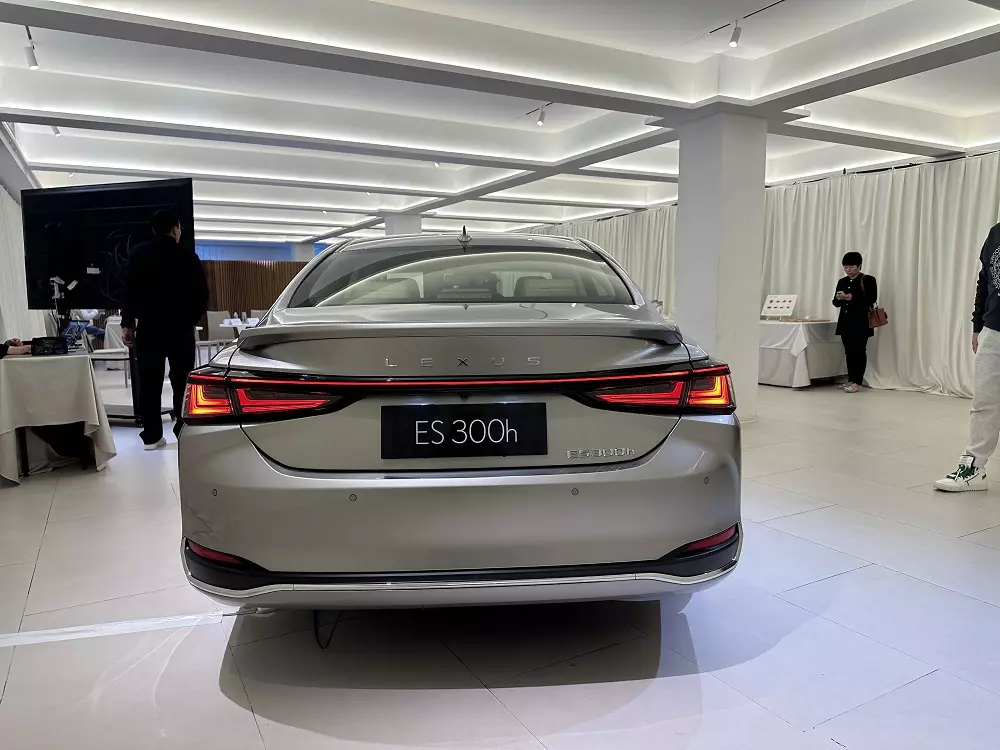 Lexus ES 2025 được bổ sung cụm đèn hậu mới