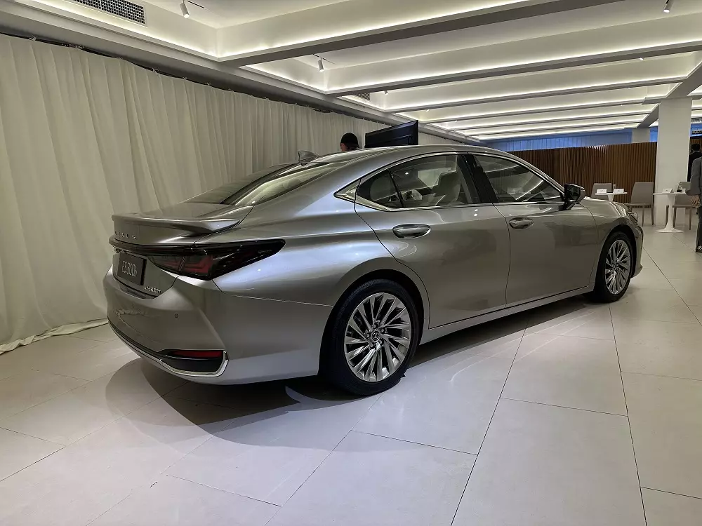 Lexus ES 2025 vẫn dùng động cơ cũ