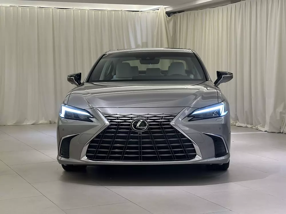Lexus ES 2025 được cải tiến thiết kế đầu xe