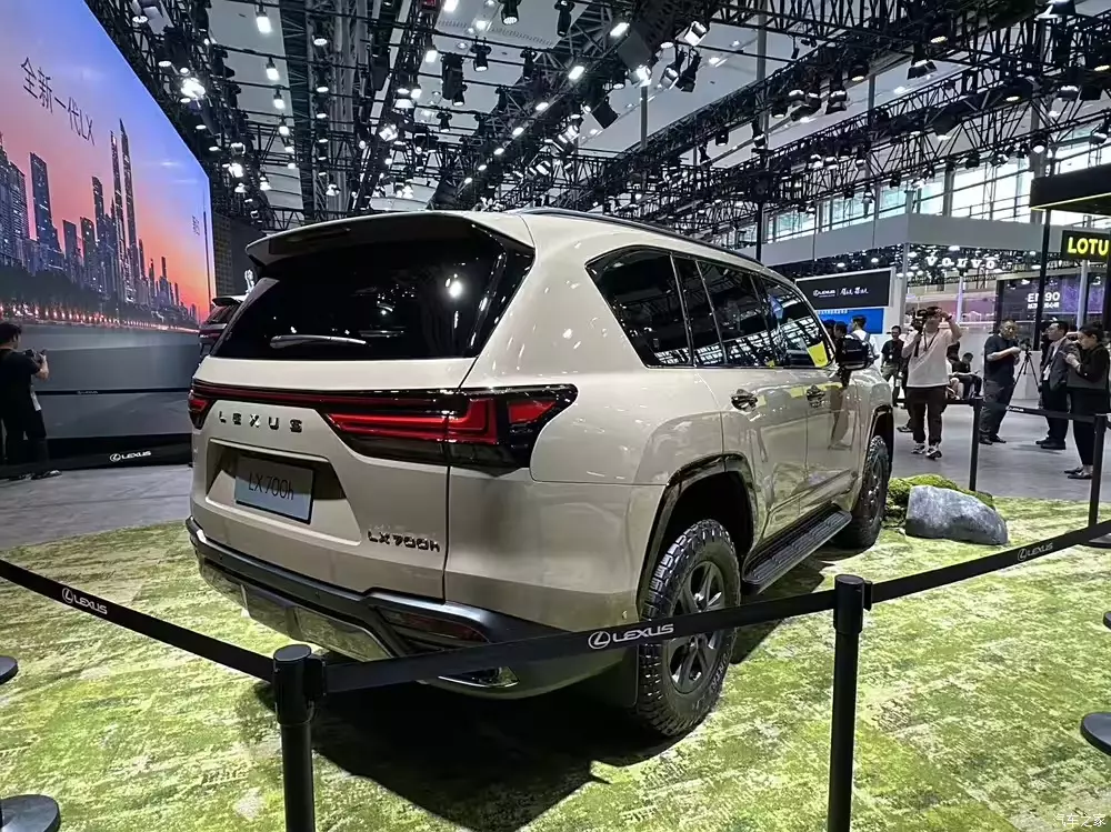 Lexus LX 700h 2025 c&oacute; kh&oacute;a vi sai tr&ecirc;n cả cầu trước v&agrave; cầu sau