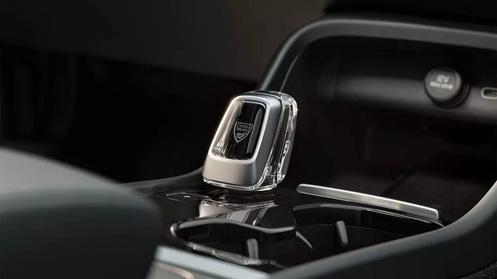 Cần số chạm khắc của Volvo EC40