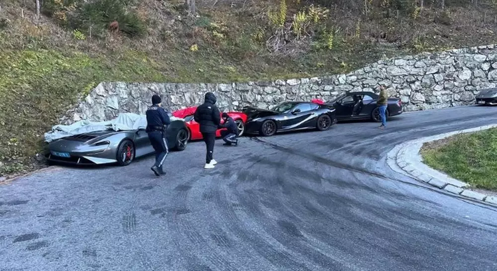 H&agrave;ng loạt si&ecirc;u xe trị gi&aacute; h&agrave;ng triệu đ&ocirc; la bao gồm Ferrari LaFerrari, McLaren Elva v&agrave; Ferrari 812 Superfast va chạm- Ảnh 1.