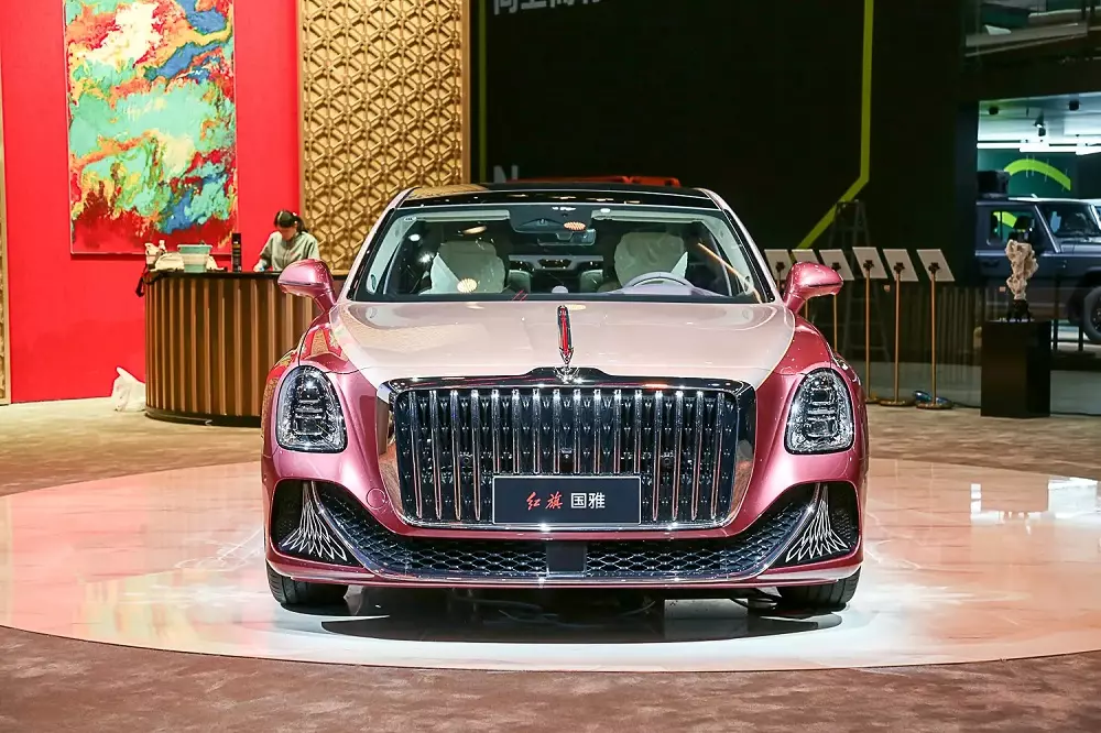 Khu vực đầu xe của Hồng Kỳ Guoya vừa giống Bentley, vừa giống Rolls-Royce