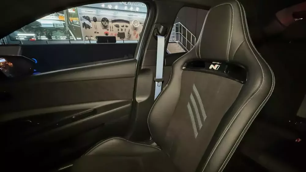Chi tiết Hyundai Elantra N TCR Edition mới ra mắt: Động cơ kh&ocirc;ng kh&aacute;c g&igrave; 2 xe ở Việt Nam, nhưng thay đổi mạnh ở thiết kế- Ảnh 8.
