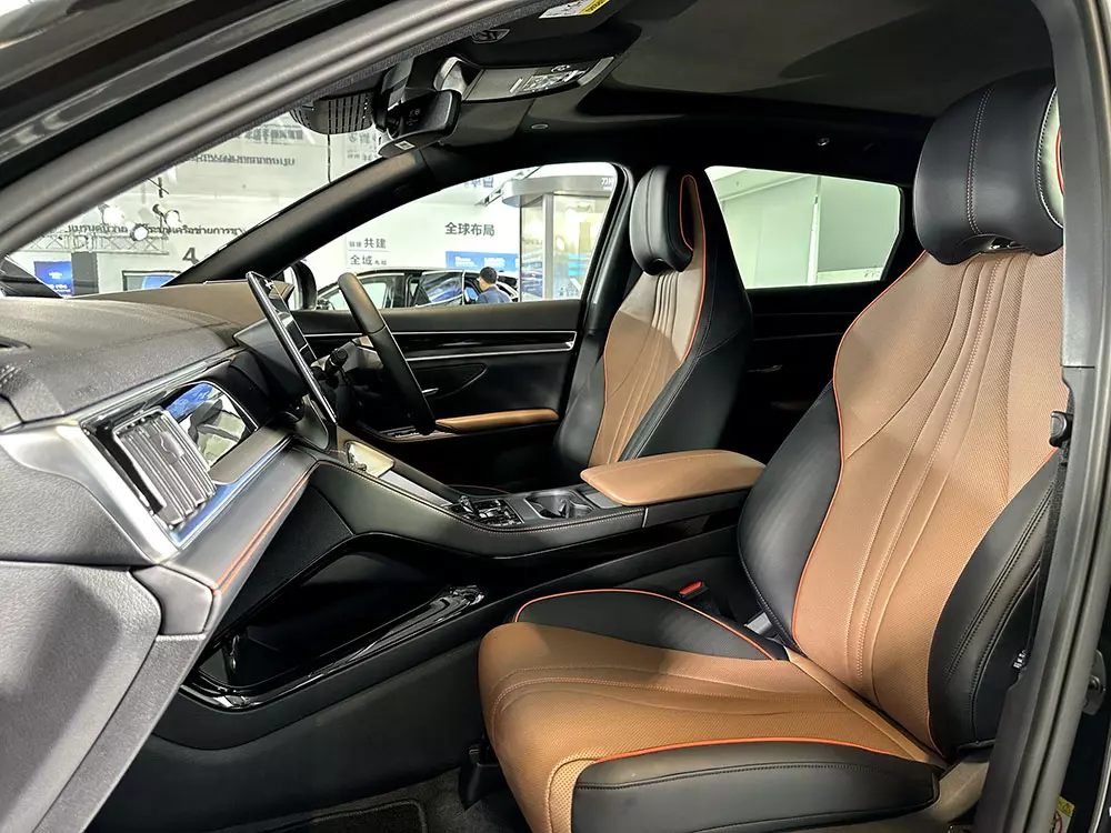Nội thất của BYD Sealion 6 DM-i được bọc da phối 2 m&agrave;u