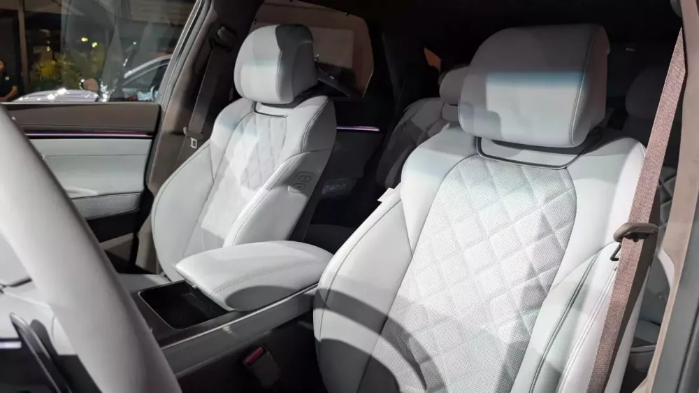 Chi tiết Genesis Electrified GV70 2026: SUV điện c&oacute; m&agrave;n h&igrave;nh 27 inch, cửa xe c&oacute; họa tiết ng&ocirc;i sao v&agrave; NACS- Ảnh 8.