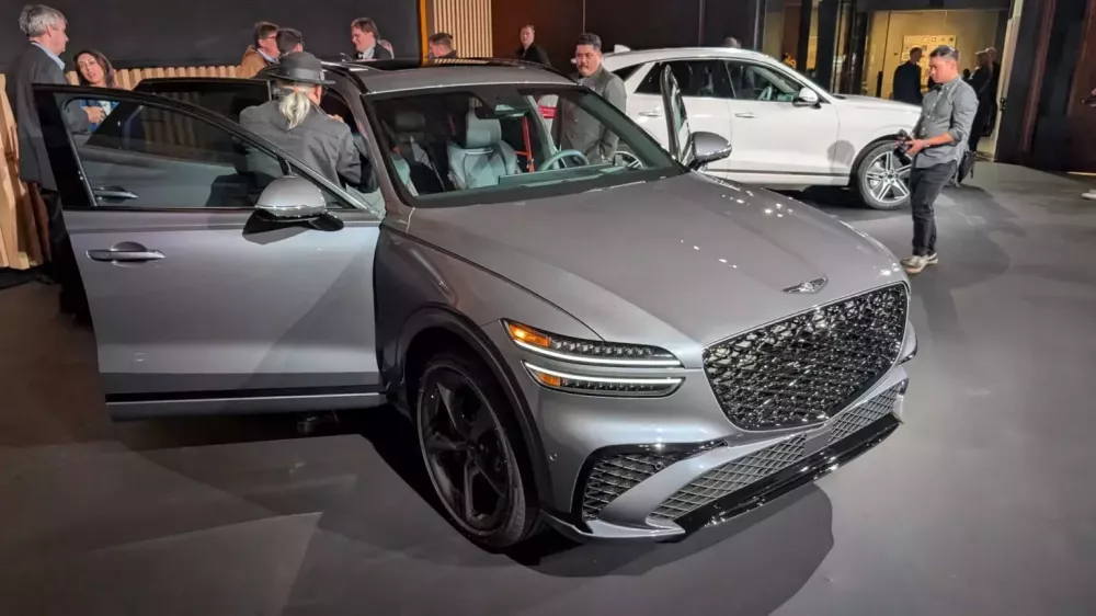 Chi tiết Genesis Electrified GV70 2026: SUV điện c&oacute; m&agrave;n h&igrave;nh 27 inch, cửa xe c&oacute; họa tiết ng&ocirc;i sao v&agrave; NACS- Ảnh 11.