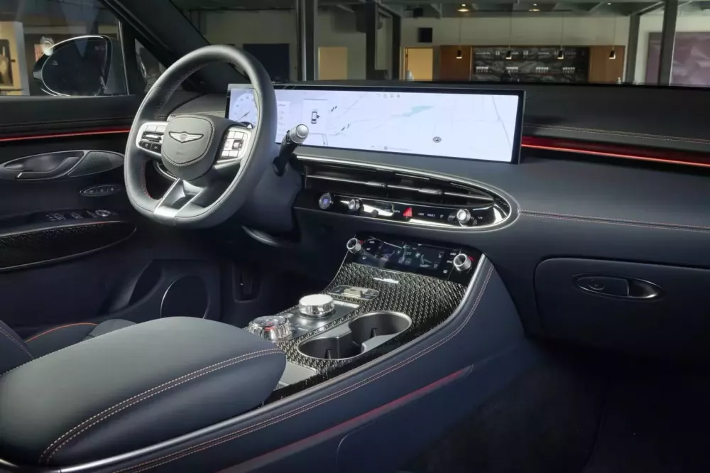 Chi tiết Genesis Electrified GV70 2026: SUV điện c&oacute; m&agrave;n h&igrave;nh 27 inch, cửa xe c&oacute; họa tiết ng&ocirc;i sao v&agrave; NACS- Ảnh 4.