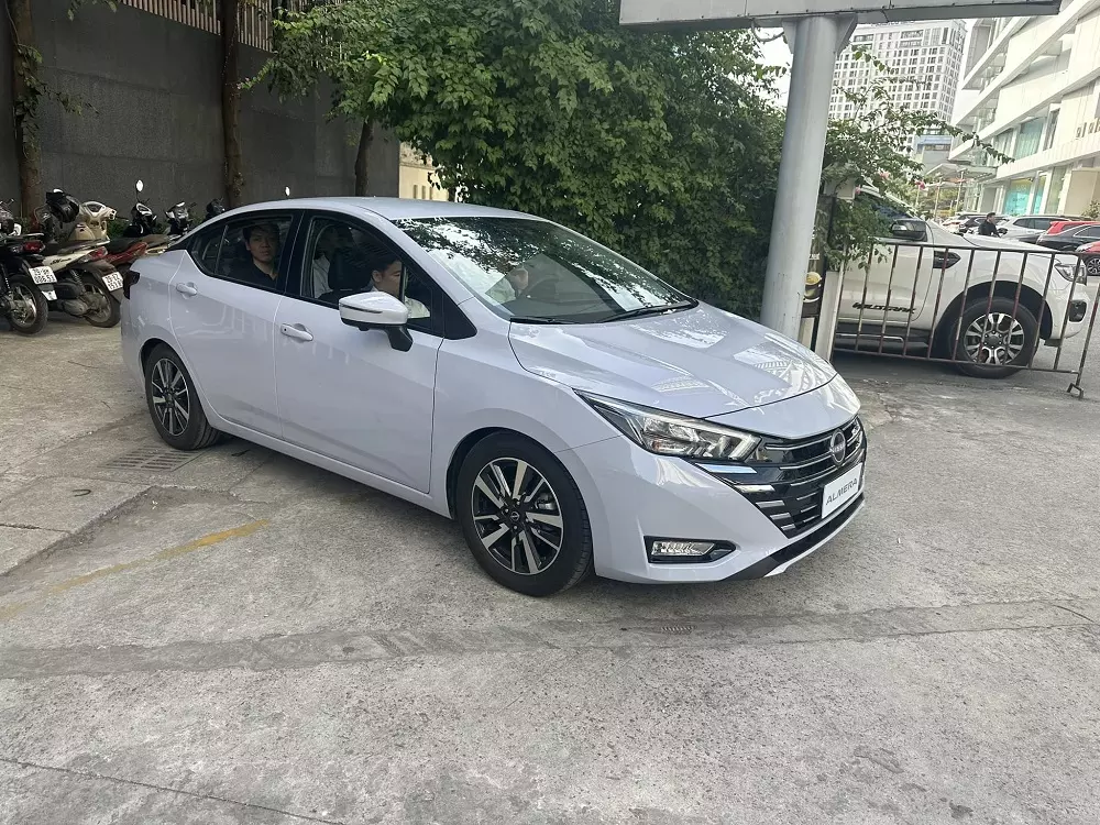 Nissan Almera 2025 màu xám Gray Sky Pearl mới.