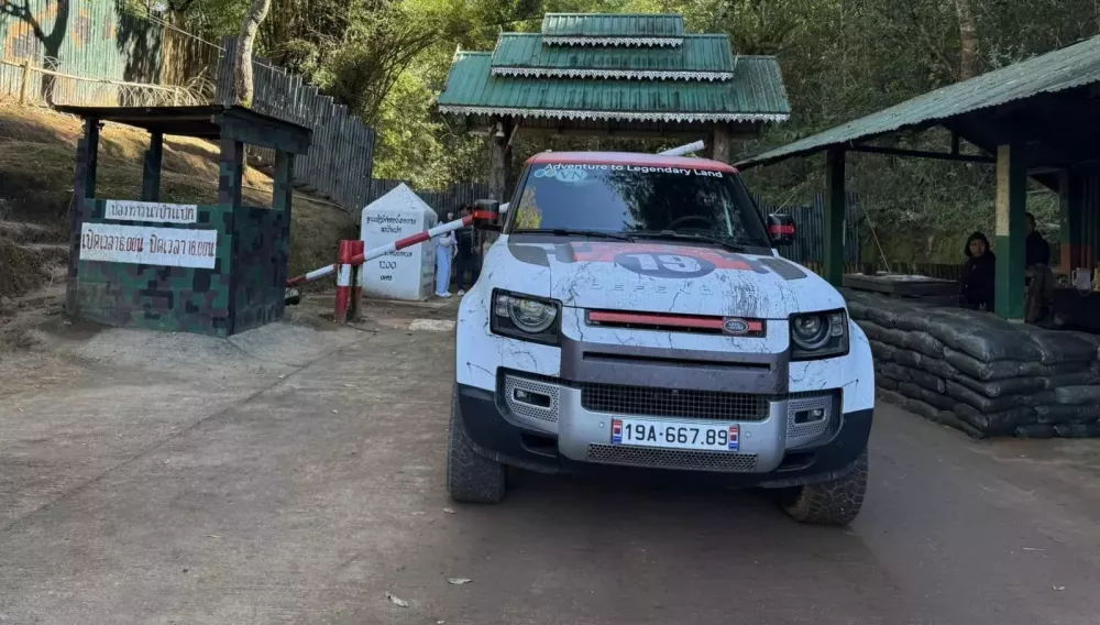 Doanh nh&acirc;n Hải Ph&ograve;ng tiếp tục "phượt" xa x&ocirc;i qua 3 nước Asean, lần n&agrave;y để Porsche 911 Dakar ở nh&agrave;- Ảnh 4.
