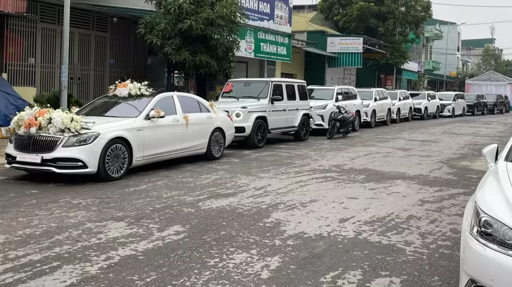 Choáng ngợp trước dàn xe dâu ở Thanh Hóa: Toàn xe SUV đắt tiền Lexus LX600, Mercedes-AMG G63, Range Rover- Ảnh 4.