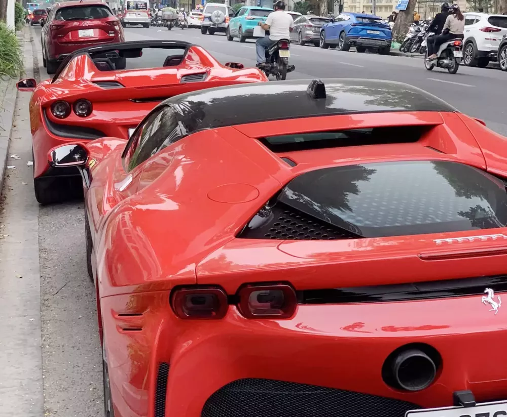 Khá lâu rồi "thánh địa siêu xe" ở Hà Nội lại có 1 cặp xe Ferrari đẹp mắt đỗ cạnh nhau- Ảnh 1.
