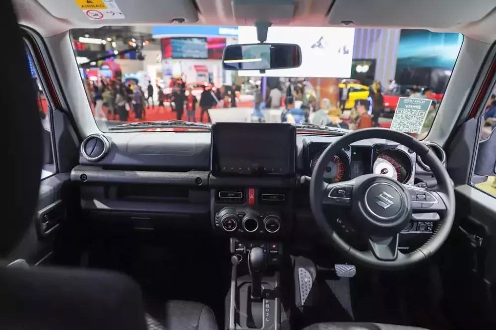 Nội thất của Suzuki Jimny White 5 cửa tại Indonesia