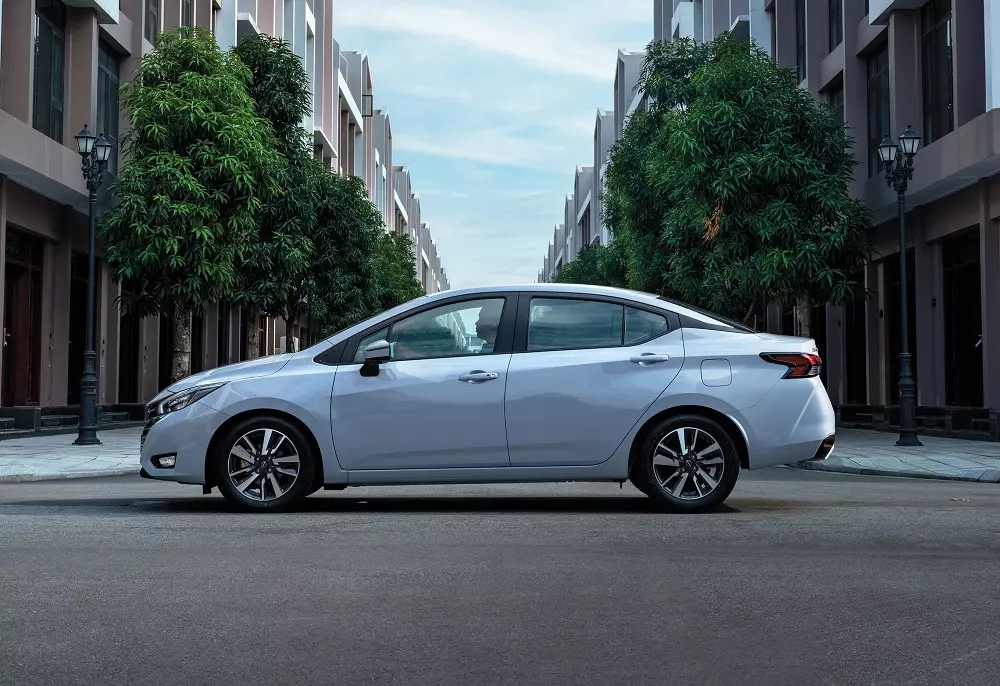 Nissan Almera VL có chiều dài cơ sở lớn hơn Honda City RS nhưng ngắn hơn Hyundai Accent 1.5 AT Cao cấp.