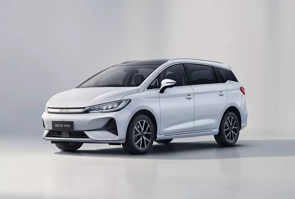 Cận cảnh đầu xe của BYD M6
