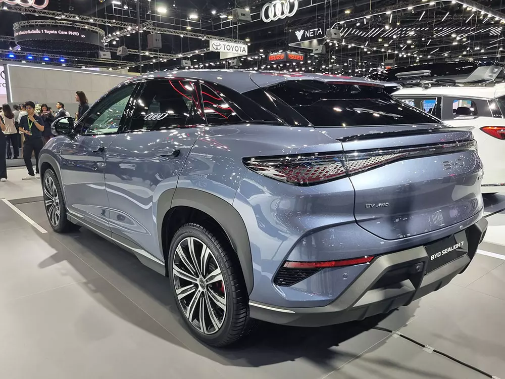 BYD Sealion 7 nh&igrave;n từ ph&iacute;a sau