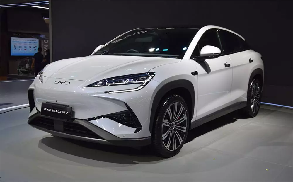 BYD Sealion 7 c&oacute; 2 phi&ecirc;n bản