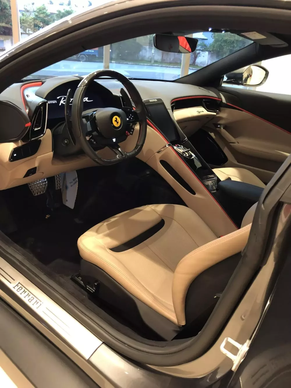 Doanh nhân Đắk Lắk "cưỡi ngựa" Ferrari Roma hơn 21 tỷ đồng dạo phố Tp.HCM- Ảnh 4.
