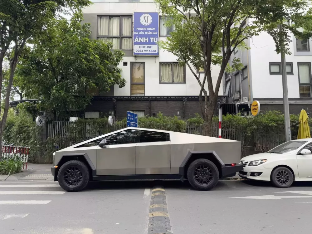 Cận cảnh Tesla Cybertruck 2024 đầu ti&ecirc;n ở Việt Nam: Nặng gần 3 tấn, 845 m&atilde; lực, gi&aacute; tr&ecirc;n 6 tỷ đồng- Ảnh 4.