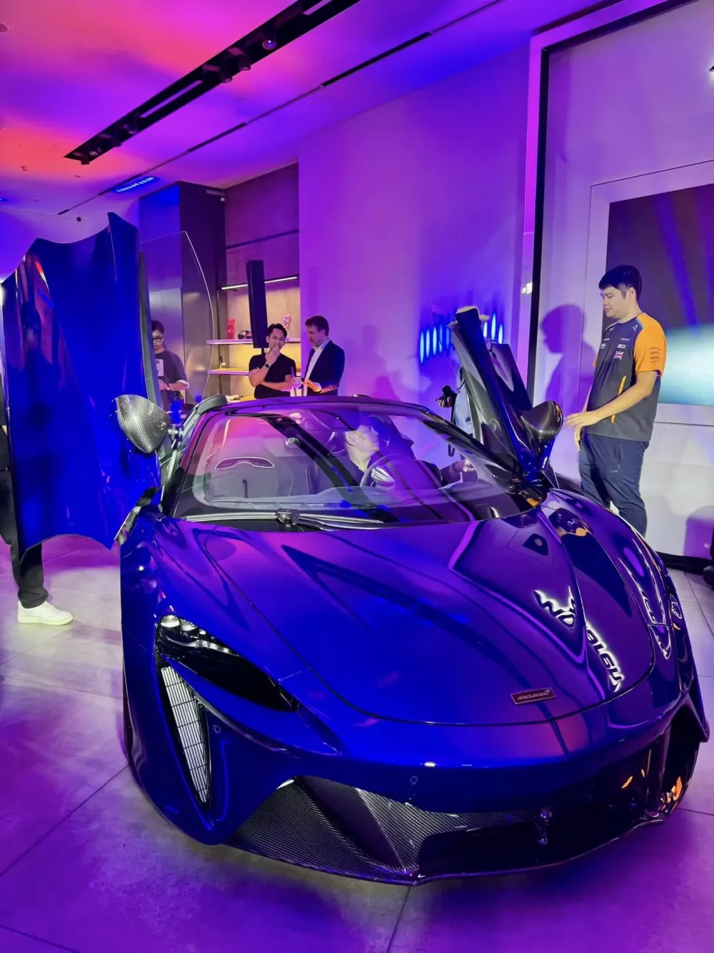 McLaren Artura Spider sở màu sơn tím độc đáo của doanh nhân TP.HCM- Ảnh 2. McLaren Artura Spider sở màu sơn tím độc đáo của doanh nhân TP.HCM- Ảnh 2.
