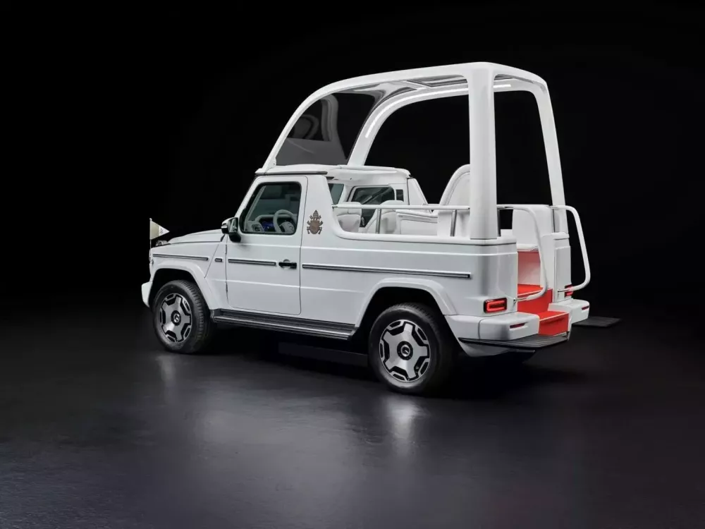 Chi tiết Mercedes-AMG G-Class kh&ocirc;ng tốn 1 giọt xăng n&agrave;o của Đức Gi&aacute;o Ho&agrave;ng Francis mới được tặng- Ảnh 5.
