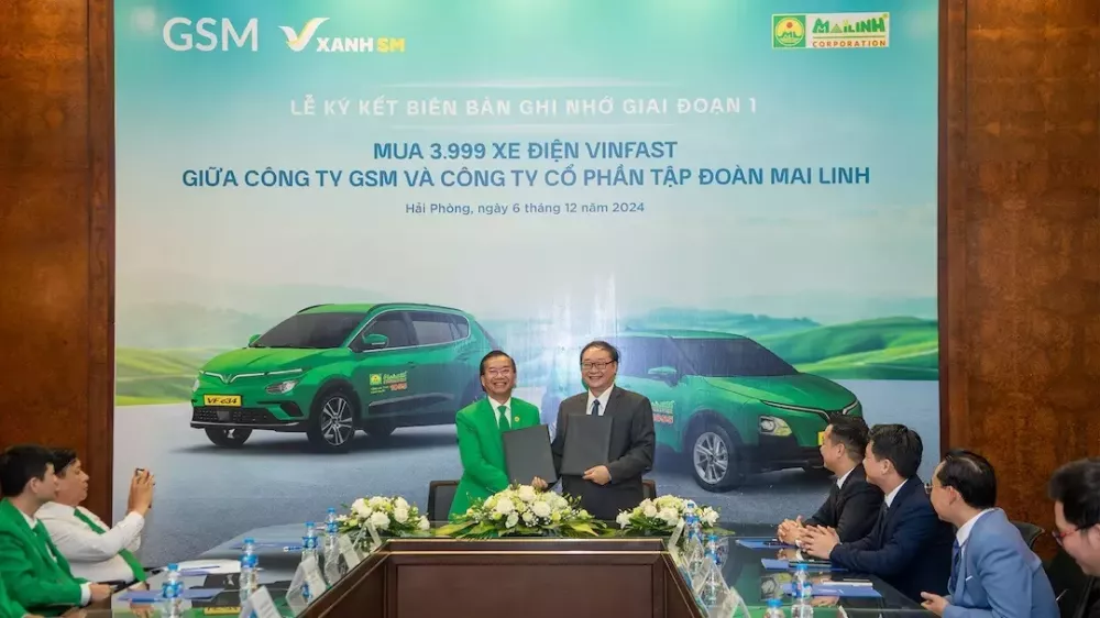 Ông Phạm Minh Sương - PTGĐ Tập đoàn Mai Linh và Ông Trần Lê Phương - PTGĐ GSM chính thức ký kết vào biên bản ghi nhớ mua và thuê 3.999 xe điện VinFast.