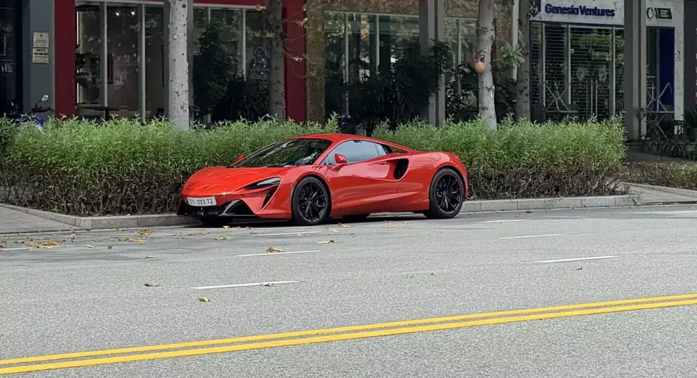 Siêu xe hybrid đầu tiên của McLaren tại Việt Nam trên đường phố Hồ Chí Minh- Ảnh 2.