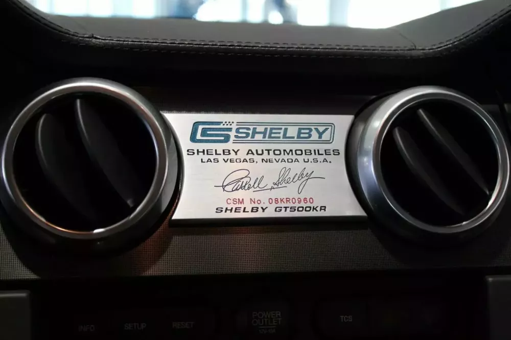 Không thể tin được là còn có 2 chiếc Ford Mustang Shelby GT500 KR 2008 hoàn toàn mới được rao bán- Ảnh 11.