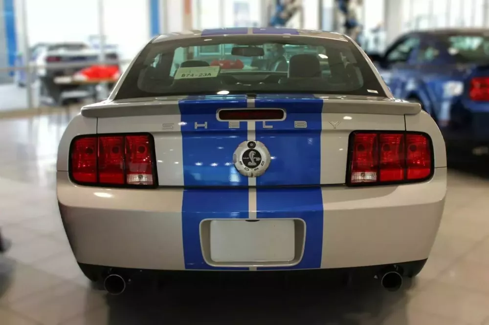 Không thể tin được là còn có 2 chiếc Ford Mustang Shelby GT500 KR 2008 hoàn toàn mới được rao bán- Ảnh 6.