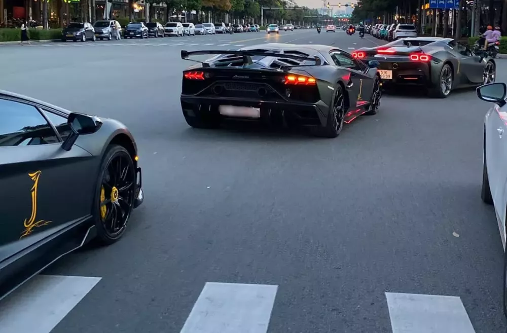 Bộ 3 si&ecirc;u xe đẳng cấp của đại gia Jacky t&aacute;i xuất: 2 xe Lamborghini Aventador SVJ v&agrave; Ferrari SF90 Spider biển tứ qu&yacute;- Ảnh 3.