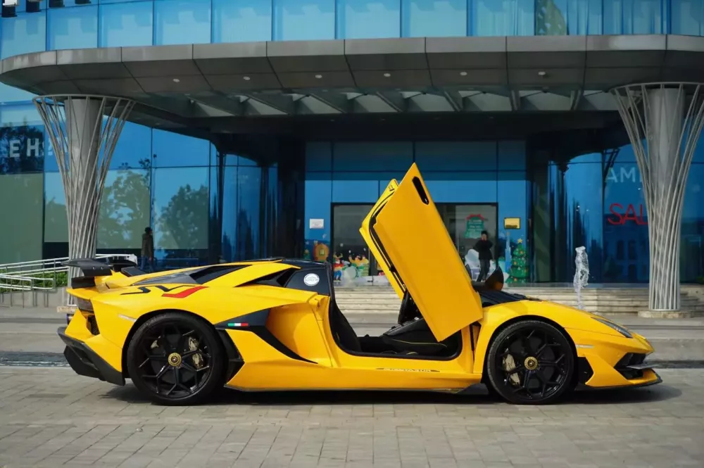Lạ mắt với Lamborghini Aventador "SVJ Roadster" màu xanh cốm ở Hà Nội- Ảnh 4.