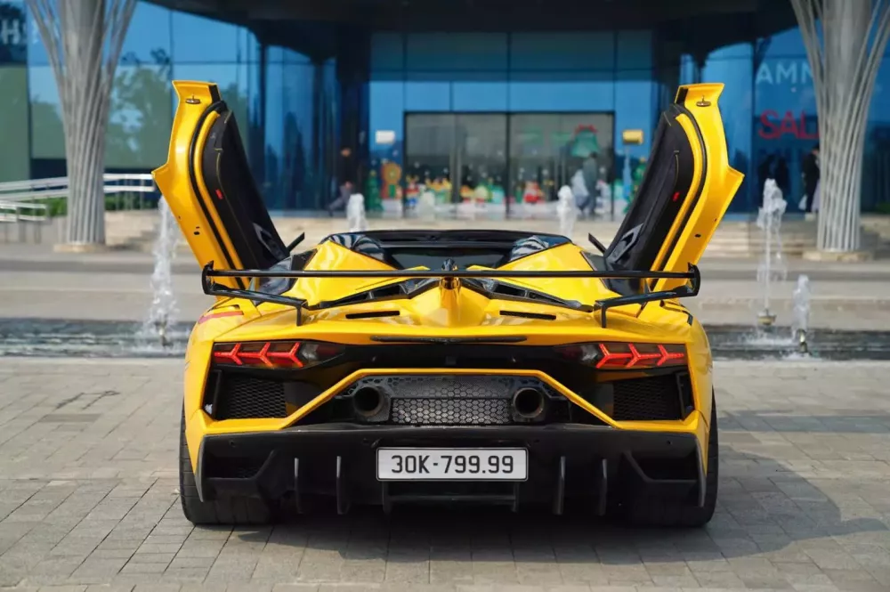 Lạ mắt với Lamborghini Aventador "SVJ Roadster" màu xanh cốm ở Hà Nội- Ảnh 3.