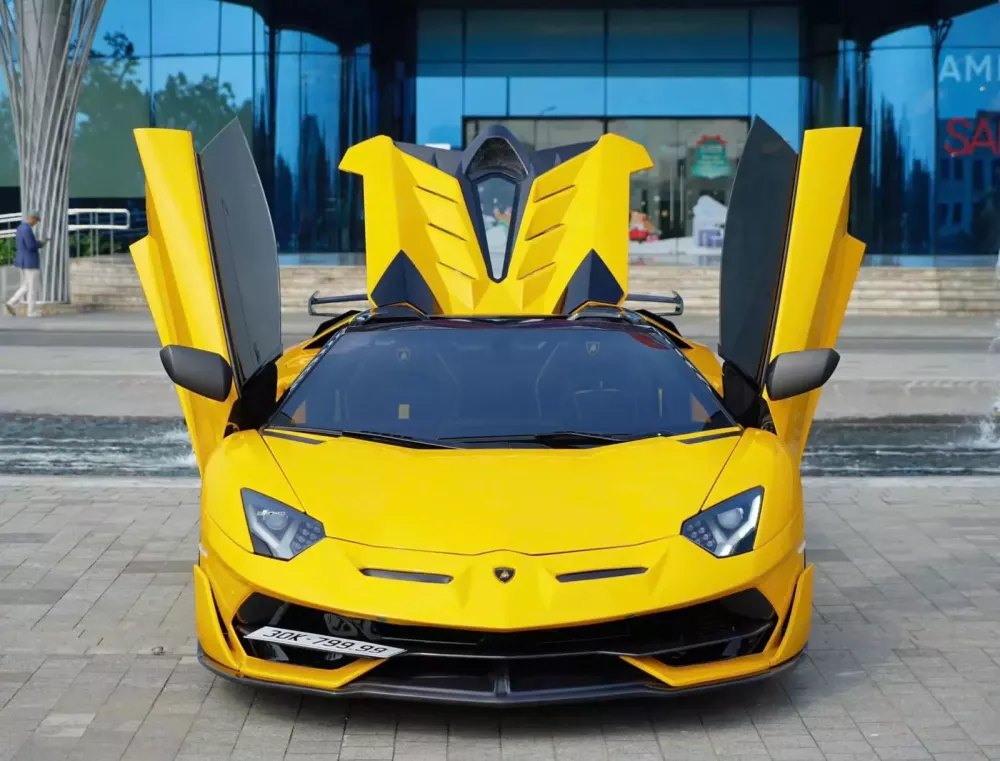 Lạ mắt với Lamborghini Aventador "SVJ Roadster" màu xanh cốm ở Hà Nội- Ảnh 2.