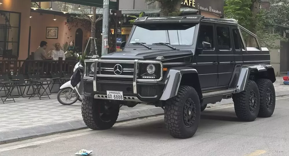 Cặp đ&ocirc;i xe khủng biển to&agrave;n 6 v&agrave; 8 của 2 đại gia H&agrave; Nội t&igrave;nh cờ gặp nhau ở c&acirc;y xăng- Ảnh 2.