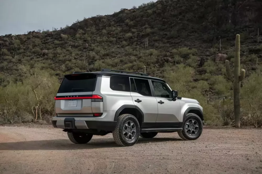 Lexus GX đang "làm mưa làm gió" ở Việt Nam đã có phiên bản 2025 tại nước ngoài, giá tăng đáng kể- Ảnh 3.